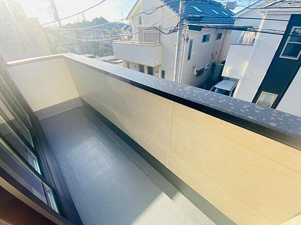 陽の光に照らされるバルコニーを爽やかな涼風が吹き抜けていきます。心を落ち着かせ開放してくれる眺望が今日も家族を包み込みます。