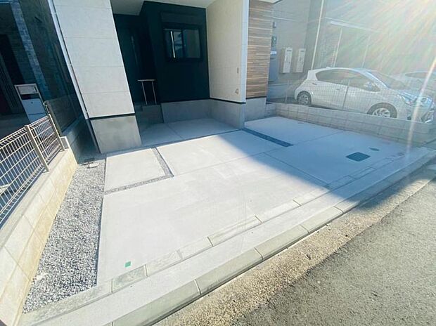 玄関につながる駐車スペースなので重い荷物の出し入れの負担を最小限に抑えられます。小さなお子様も安心・安全の乗り降りが出来ますね。