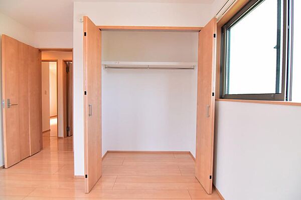 全室収納付き　収納を全室に設置。衣類はもちろん、部屋ごとに必要なものを細かく収納でき、利便性も高まります。