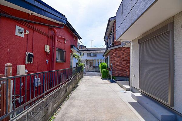 前面道路は車通りの少ない道です。小さなお子様も安心してお過ごしいただけます。