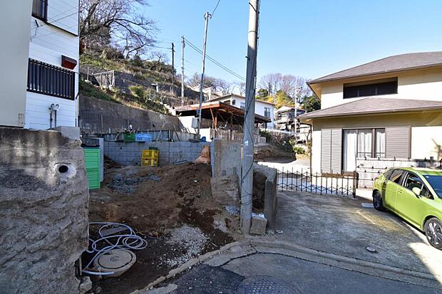 近くにはお買い物に便利なコンビニやスーパーがそろっていて、生活しやすい環境になっています