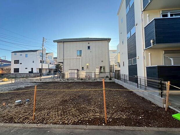 完成予定は2026年6月末です。同じ工務店の完成見本や同ボリュームの完成物件もご案内しておりますので、お気軽にお問い合わせください。2025年12月撮影　