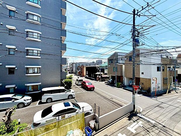 青いキャンパスに描かれた未来。この街に移り住み、この街で過ごす私たちの未来は、きっとこの雲のようにいろいろな形の幸せへと変わり、溢れるほど運んで来てくれることでしょう。