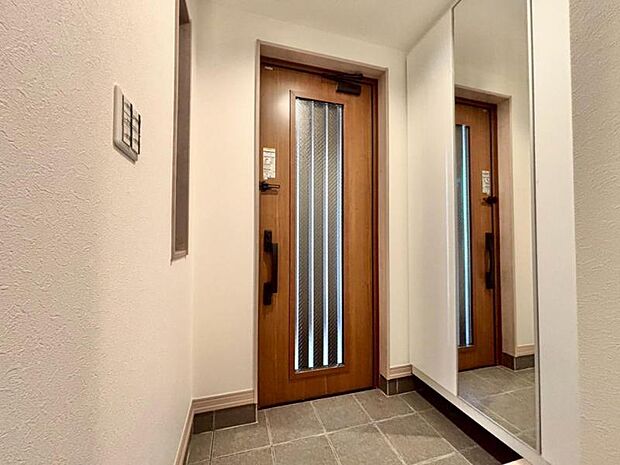 上質感漂う玄関と廊下。居住者の帰り、訪れる方を優しく迎える・安らぎに満ちた生活空間を予感させる。健やかな暮らしを楽しめそう 。