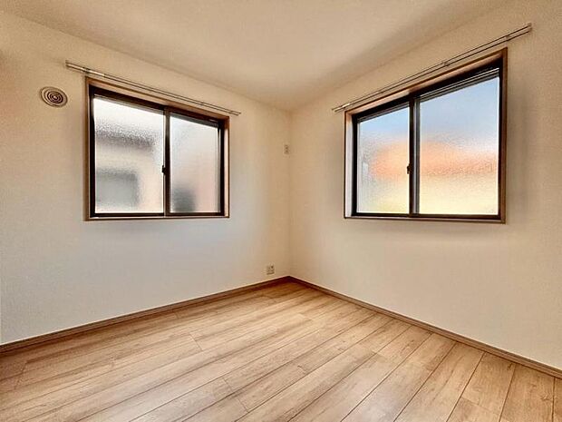 住まう方自身でカスタマイズして頂けるように「シンプル」にデザインされた室内。自由度が高いので家具やレイアウトでお好みの空間を創り上げられます。