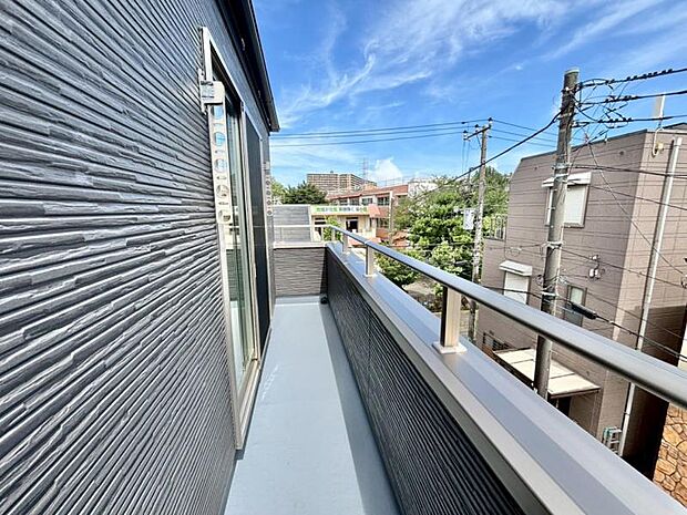 風の通り道。舞い込んでくる風が優しく躍り、室内に爽やかな空気を運んでくる。そこに季節の息吹を感じて、いまがどんな季節なのかを実感する。