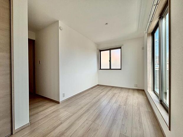 窓からたっぷりと陽光が注がれる明るい空間。時を忘れて過ごす場所として過ごせるお部屋にクローゼットをご用意。快適なプライベート空間となっています。