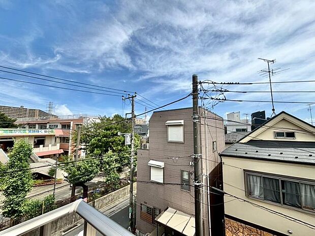 陽の光に照らされるバルコニーを、爽やかな涼風が吹き抜けていきます。心を落ち着かせ開放してくれる眺望が今日も家族を包み込みます。