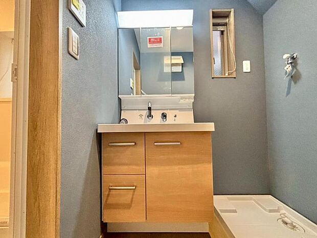 三面鏡の付いた洗面化粧台は、鏡面裏側にも機能的な収納を配置。普段使いの洗面小物やスキンケア用品などが衛生的に保管できます。