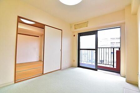 窓からたっぷりと陽光が注がれる、明るく快適なプライベート空間となっております。