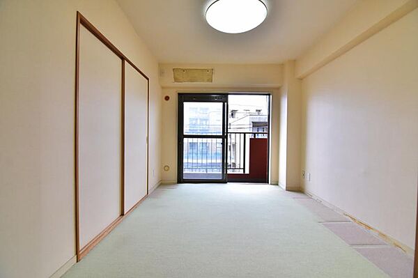 陽光がふりそそぐ南西向きのバルコニー。毎日の憩いのひと時を、明るく彩ります。