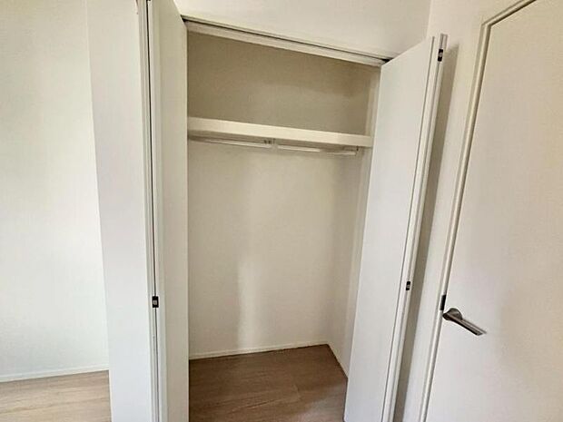 クローゼットは棚やハンガーパイプが付いた使いやすい設計。収納BOXなどもスッキリ収納できます。普段使わない季節用品やトランクなど、大きなものもラクラク収納できます。