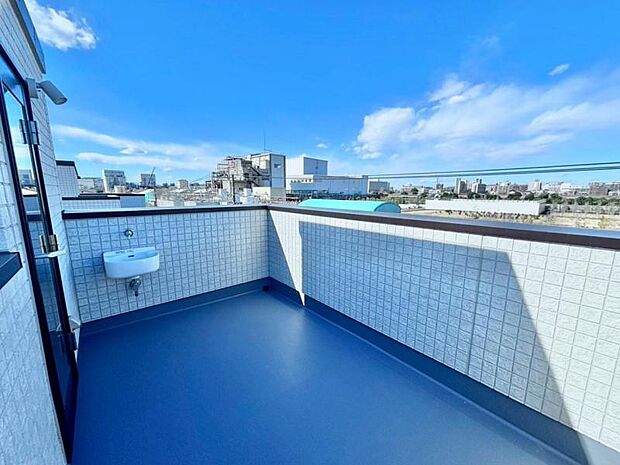 風の通り道。舞い込んでくる風が優しく躍り、室内に爽やかな空気を運んでくる。そこに季節の息吹を感じて、いまがどんな季節なのかを実感する。