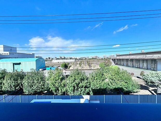 気持ち良い晴天の日はテーブルを出してまったりしたひと時をお過ごし下さいませ。夏のシーズンはプールなど広げてお子様との思い出の時間も作れます。