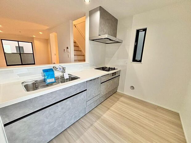 料理の幅を拡げてくれる三口コンロの使いやすいシステムキッチンを採用。ワイドなカウンターで、将来お子様と一緒にお料理をするときも重宝します。 