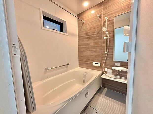 光に照らし出されたバスルーム。膨よかな湿度と静かに揺れる眼前の水面。広い浴槽にゆっくりと身を沈め深く瞑想をすれば、また新たな活力が膨らんできます。 