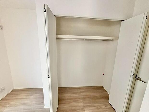 各居室にクローゼットがあり、洋服ダンスなどを置く必要がないのでお部屋を広く使えます。