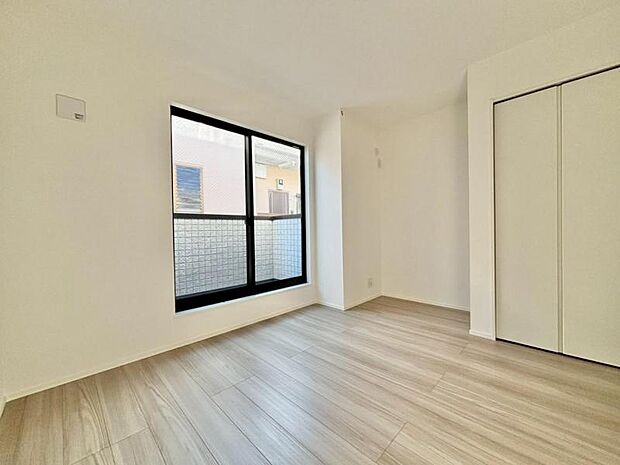 窓からたっぷりと陽光が注がれる明るい空間。時を忘れて過ごす場所として過ごせるお部屋にクローゼットをご用意。快適なプライベート空間となっています。 