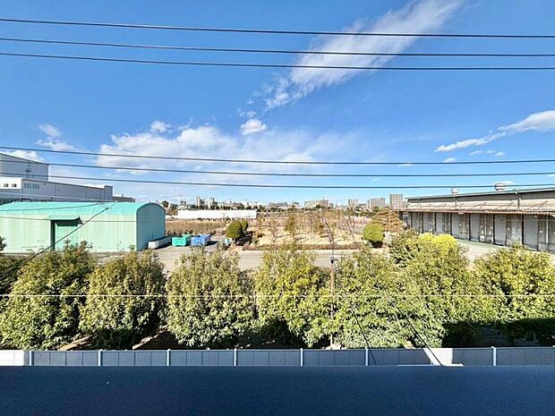 青い空が映えるホワイトカラーのバルコニーを南と西に設置。時間により干す場所を変え、洗濯物を効率良く乾かせます。ふと外を見た時に気持ちを高揚させてくれる開放感も魅力的です。