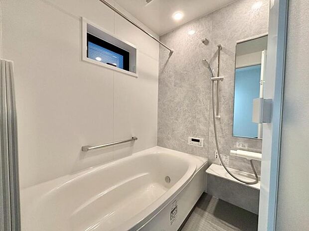 光に照らし出されたバスルーム。膨よかな湿度と静かに揺れる眼前の水面。広い浴槽にゆっくりと身を沈め深く瞑想をすれば、また新たな活力が膨らんできます。 