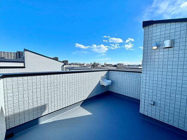 気持ち良い晴天の日はテーブルを出してまったりしたひと時をお過ごし下さいませ。夏のシーズンはプールなど広げてお子様との思い出の時間も作れます。