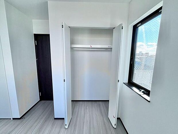 各居室にクローゼットがあり、洋服ダンスなどを置く必要がないのでお部屋を広く使えます。 