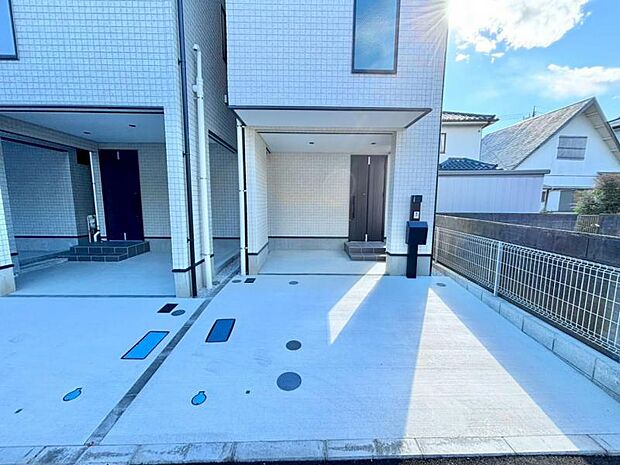 建物につながる駐車スペース。重いものの、荷物の出し入れも安心。小さなお子様も安心・安全の乗り降りができます。車が汚れたら洗えるのもうれしいですね。 （駐車場） 