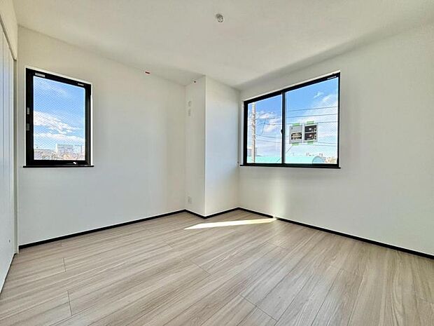 住まう方自身でカスタマイズして頂けるように「シンプル」にデザインされた室内。自由度が高いので家具やレイアウトでお好みの空間を創り上げられます。 