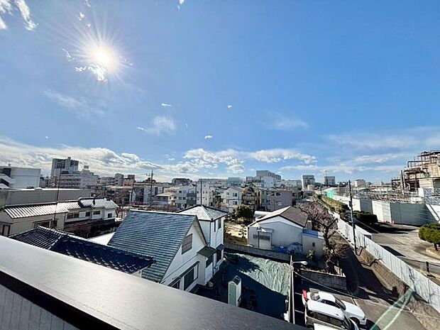 青いキャンパスに描かれた未来。この街に移り住み、この街で過ごす私たちの未来は、きっとこの雲のようにいろいろな形の幸せへと変わり、溢れるほど運んで来てくれることでしょう。
