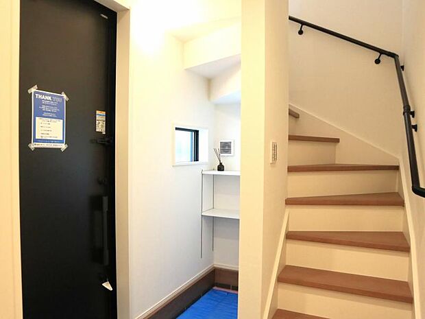 雑多な玄関ではなくスッキリ空間としてお家の顔になるよう設計いたしました。