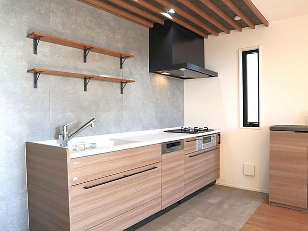 広々としたキッチンスペース。大型食洗機（BOSCＨ）と浄水器が付き、収納力もあるキッチンはお料理が捗ります。