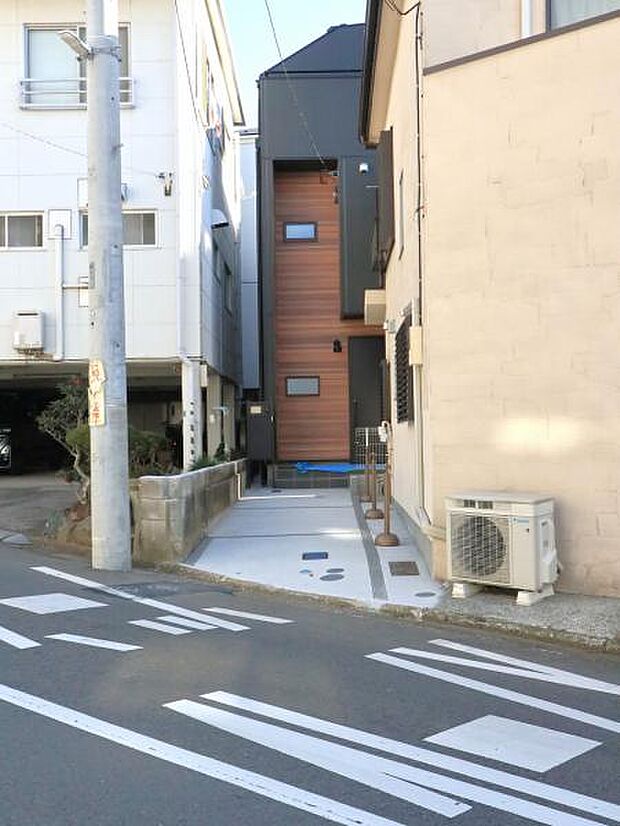 玄関につながる駐車スペースなので重い荷物の出し入れの負担を最小限に抑えられます。