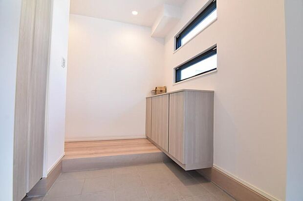 上質感漂う玄関と廊下。居住者の帰り・訪れる方を優しく迎える、安らぎに満ちた生活空間を予感させます。 