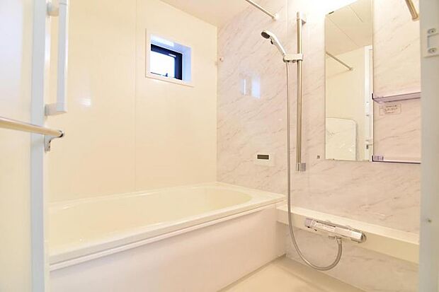 小窓がある浴室。最新式の浴室。浴室暖房・乾燥がついておりますので、ご家族の多い方でも、天気の悪い日でも楽をして部屋干しの嫌な匂いせずお洋服を乾かせます。 