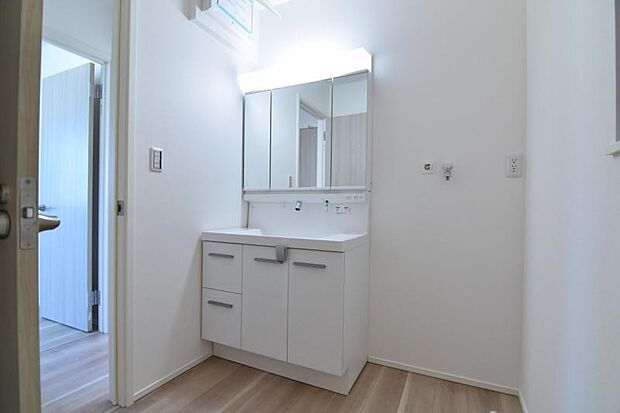 一日の始まりと終わりを心地よく演出してくれるパウダールーム。ホワイトで統一されたワイドな洗面台は収納力もあり、いつでもすっきりとした洗面室に。 