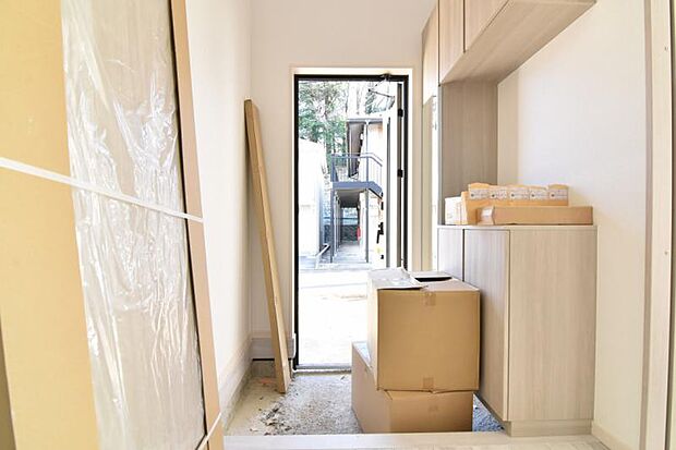 一日の始まりと終わりはこちらの玄関から。今後ご家族の「行ってきます」「ただいま」が行き交う空間となるでしょう。 