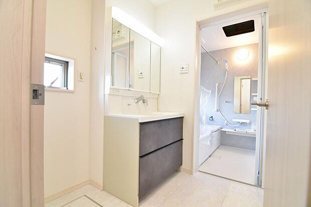 清潔感と機能性を備え一日の始まりと終わりを心地よく演出してくれるパウダールームです。 