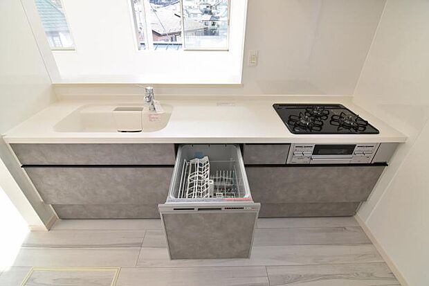 対面カウンターキッチン　キッチンは、ご家族との会話が楽しめる対面カウンタータイプを採用。リビングで遊ぶお子様の様子をうかがいながらお料理もできます。頭上に棚のないオープンタイプなら開放感もいっぱい。