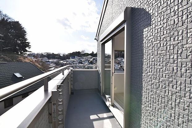 使い易いバルコニー。やわらかな陽射し・心地よい風。どこまでも広がる空の下、限りない開放感を味わえる空間です。 