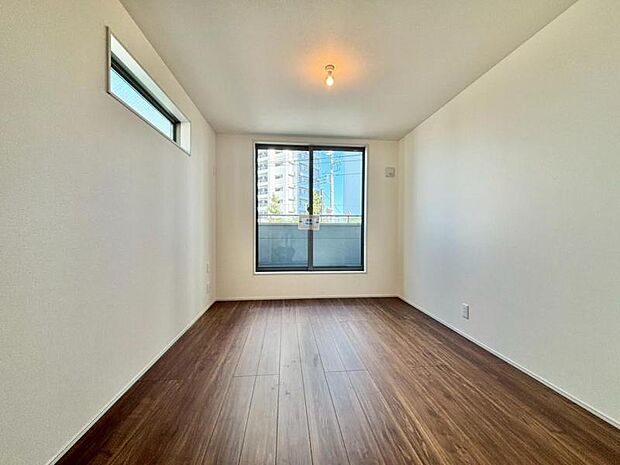 過ぎ行く時間をゆったりと感じることができる落ち着いたお部屋。リビングで楽しく過ごした後はプライベートな時間を満喫できます。静かな環境でリラックスタイムをスタートさせてください。