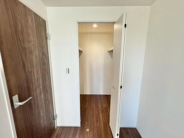 たくさんの洋服をかけることができる収納力と取り出しやすさが魅力のウォークインクローゼット。普段使わない家電やスーツケース、ストック品など何でも片付く嬉しい空間です。