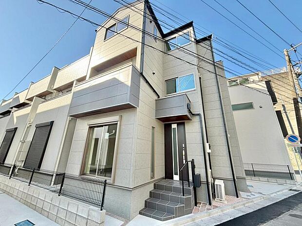 陽射しとともに、少しずつ装いを変える街の景観から、星空が地上に映りこむかのような夜景のきらめきまで、この街ならではの美しい風景とここから紡がれる物語。