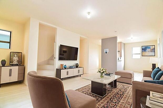 LDK21.5帖(配置してある家具はCGによるイメージです)くつろげるリビングは話に夢中になりすぎて、ついつい時間を忘れてしまう。そんな束の間の幸せを感じさせてくれる場所です。