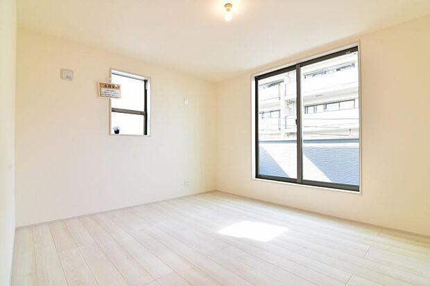 洋室約7帖 窓から注がれる光で家族とのコミュニケーションも明るくなりそうな居室です。