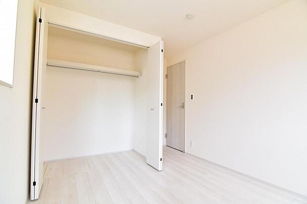 クローゼットには棚やハンガーパイプが備えられているので、大切なお洋服にしわを付けずにそのまましまうことが出来ます。思い出と一緒に大切に保管しましょう。