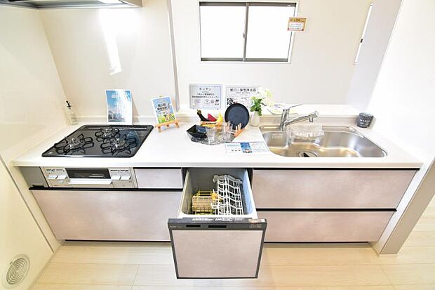 対面式システムキッチン キッチンはご家族との会話が楽しめる対面式タイプを採用。リビングで遊ぶお子様の様子をうかがいながらお料理もできます。