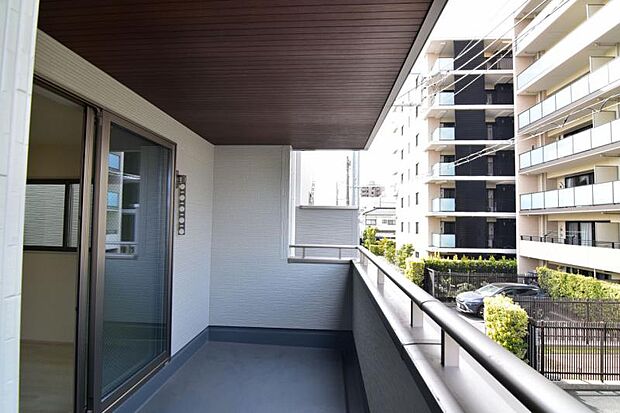 伸びやかな眺望が広がるバルコニー。爽やかな風を感じて、心躍る素敵な暮らしがはじまります!