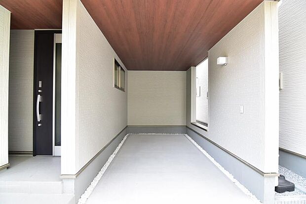 玄関につながる駐車スペースなので重い荷物の出し入れの負担を最小限に抑えられます。小さなお子様も安心・安全の乗り降りが出来ますね。