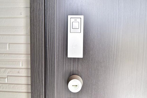 玄関にカードキーを採用。複製が困難で、鍵穴がないためピッキングにも強いなど、防犯面でも優れています。