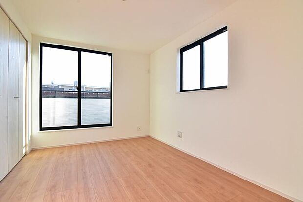 洋室6帖 窓から注がれる光で家族とのコミュニケーションも明るくなりそうな居室です。